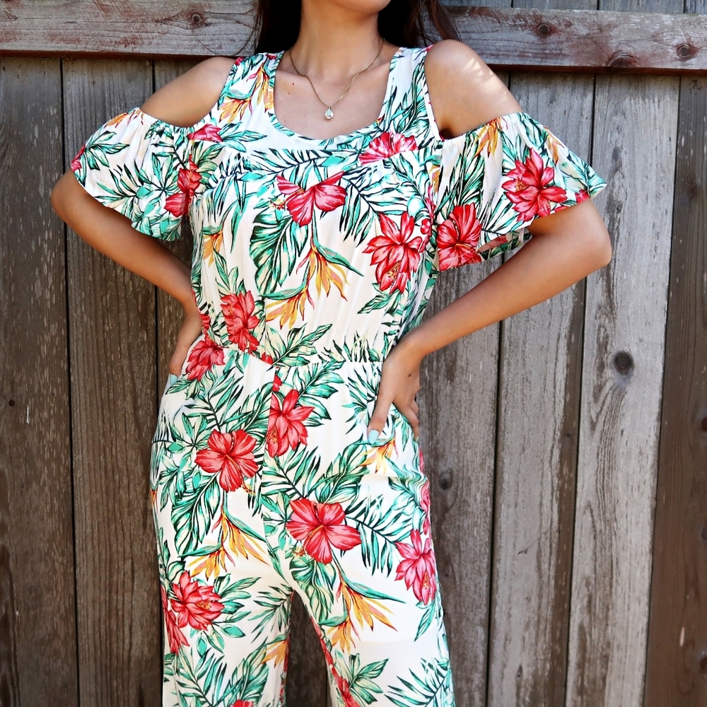 🚨 NEW 🚨 IVORY FLORAL JUMPSUIT 🌺